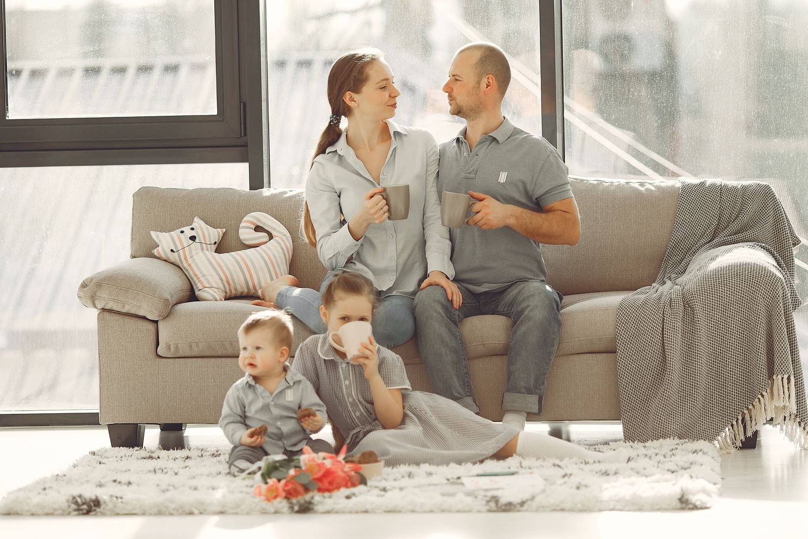 Familia con niños descansando tranquila en casa