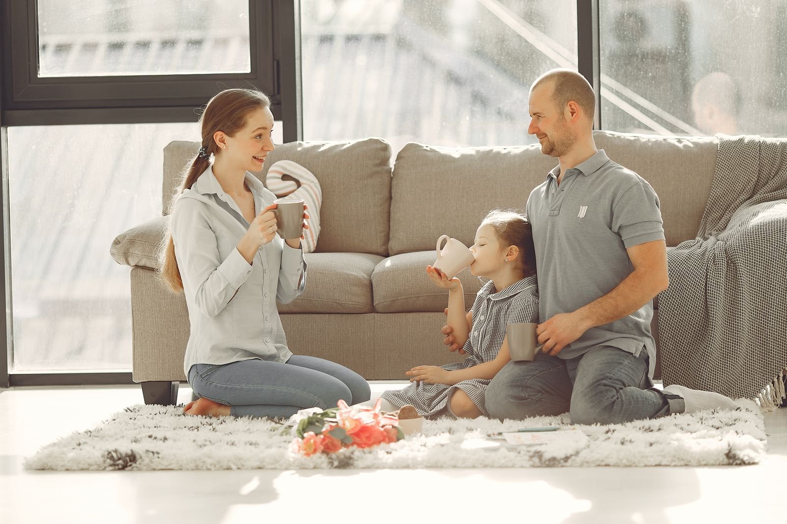 Familia feliz en el salón de su casa