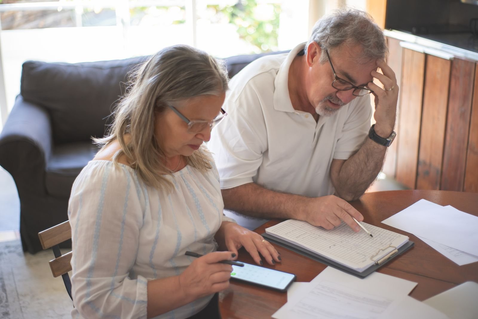 Pareja mayor revisando documentos sobre su jubilación
