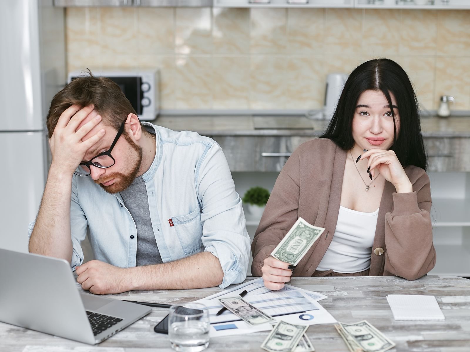 Pareja organizando su presupuesto y su ahorro en casa